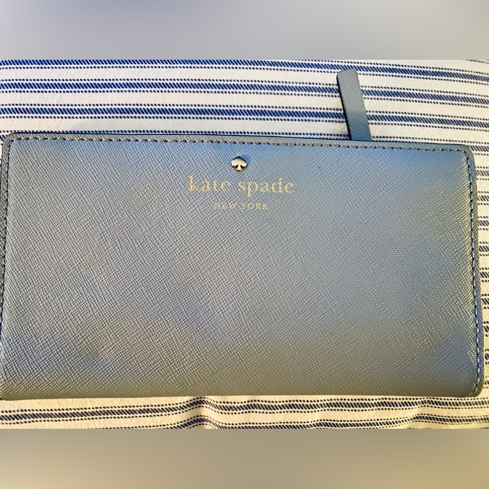 Gently used, beautiful blue Kate Spade wallet🩵🪺💁🏼‍♀️